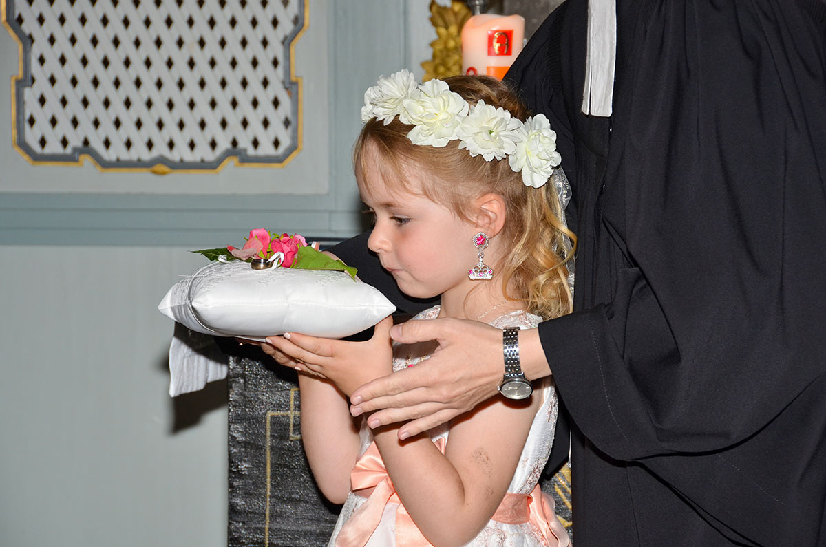 Das Blumenkind in der Kirche